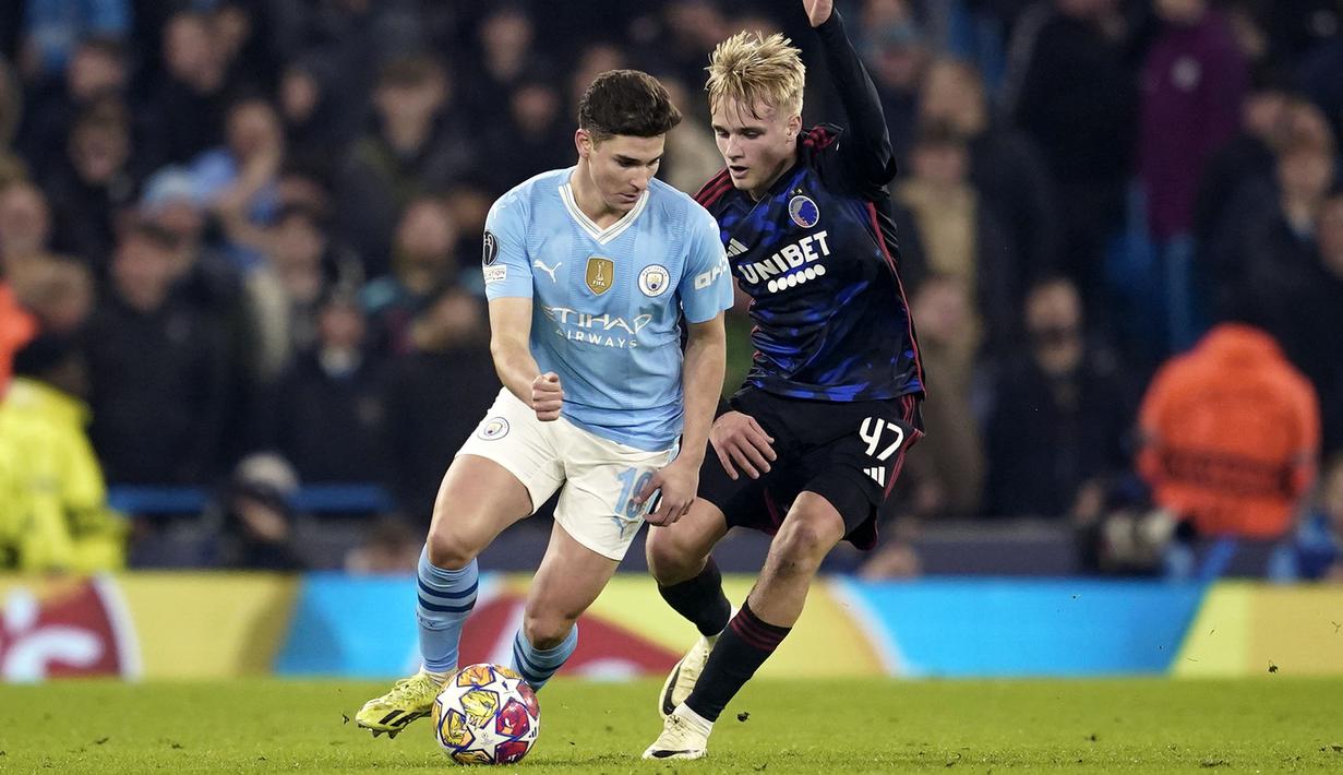 Pemain Manchester City, Julian Alvarez (kiri) berebut bola dengan pemain FC Copenhagen, Victor Froholdt pada laga leg kedua 16 besar Liga Champions 2023/2024 di Stadion Etihad, Manchester, Inggris, Kamis (07/03/2024). (AP Photo/Dave Thompson)