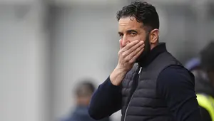 Pelatih Manchester United, Ruben Amorim menyeka wajahnya dalam laga lanjutan Liga Inggris 2024/2025 melawan Brentford di Gtech Community Stadium, London, Inggris, Minggu (04/05/2025) waktu setempat. (AP Photo/PA/John Walton)