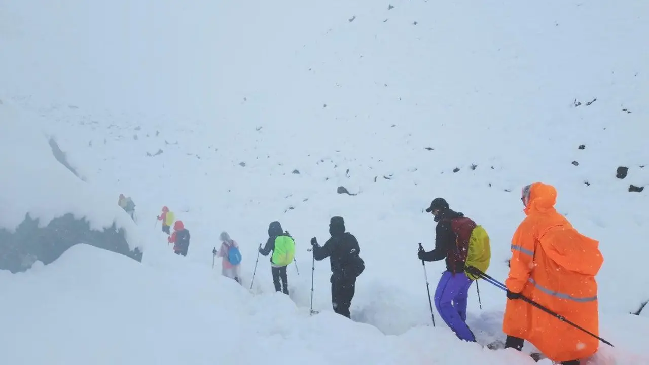 Mount Everest Snowstorm: Update on Rescue Operations for Hundreds of Trapped Climbers
