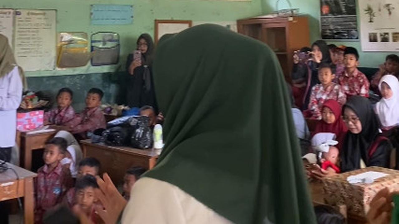 Sudah Mengajar dari 1986 hingga 2024, Momen Perpisahan Guru Ini Penuh Haru