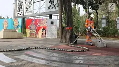 Petugas menggunakan alat ThruKlin untuk membersihkan beton berpori di area Taman Pandang Istana, Jakarta, Kamis (2/8). Alat pembersih ThruCrete atau beton berpori ini diujicoba penggunaannya. (Liputan6.com/Helmi Fithriansyah)