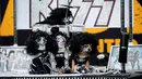 Tiga ekor anjing mengenakan kostum band rock 'Kiss' saat ikut ambil bagian dalam parade Halloween Dog di Tompkins Square Park Manhattan, New York, AS, Sabtu (22/10). Parade Halloween khusus anjing ini digelar setiap tahun. (REUTERS/Eduardo Munoz)