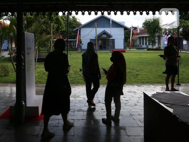 Pengunjung pelajar menyaksikan diorama sejarah pada Pameran Retrospeksi di museum Kebangkitan Nasional di Jakarta, Sabtu (21/5/2022). Pameran Retrospeksi tersebut dalam rangka memperingati hari Kebangkitan Nasional yang berlangsung dari tanggal 20 Mei - 18 Juni 2022. (Liputan6.com/Johan Tallo)