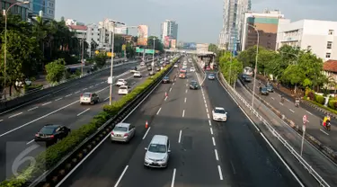 Kendaraan melintasi sistem lawan arus (contraflow) di ruas tol dalam kota Cawang - Semanggi, Jakarta, Senin (13/2). Uji coba contraflow yang dilakukan dari Km 1+700 hingga Km 8+100 itu berlangsung pukul 06.00 - 09.00 WIB. (Liputan6.com/Gempur M Surya)