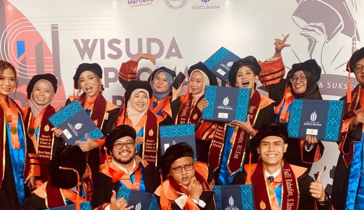 Eva baru saja menyelesaikan studi masternya di Universitas Mercu Buana Jakarta. Ia resmi menyandang gelar barunya sebagai M.Ikom. [Instagram/evabelisima_]