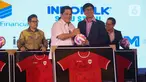 Direktur Utama PT Surya Citra Media (SCM) Tbk, Sutanto Hartono bersama dengan Ketua Umum Perserikatan Sepak Bola Seluruh Indonesia (PSSI), Erick Thohir saat PSSI Partner Summit 2024 di Jakarta, Senin (16/12/2023). (Liputan6.com/Angga Yuniar)