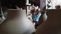 Penampakan kerajinan keramik khas Plered Purwakarta Jawa Barat. Foto (Liputan6.com / Asep Mulyana)