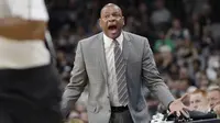 Teriakan pelatih Los Angeles Clippers, Doc Rivers kepada  wasit saat melawan San Antonio Spurs pada laga NBA di AT&T Center, San Antonio (5/11/2016).  Spurs kalah 92-116. (AP/Eric Gay)