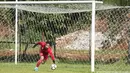 Striker Persija Jakarta, Addison Alves, menjadi kiper saat latihan di Lapangan Sutasoma, Halim, Jakarta, Minggu (25/2/2018). Persija kembali berlatih usai meraih gelar juara Piala Presiden 2018. (Bola.com/Asprilla Dwi Adha)