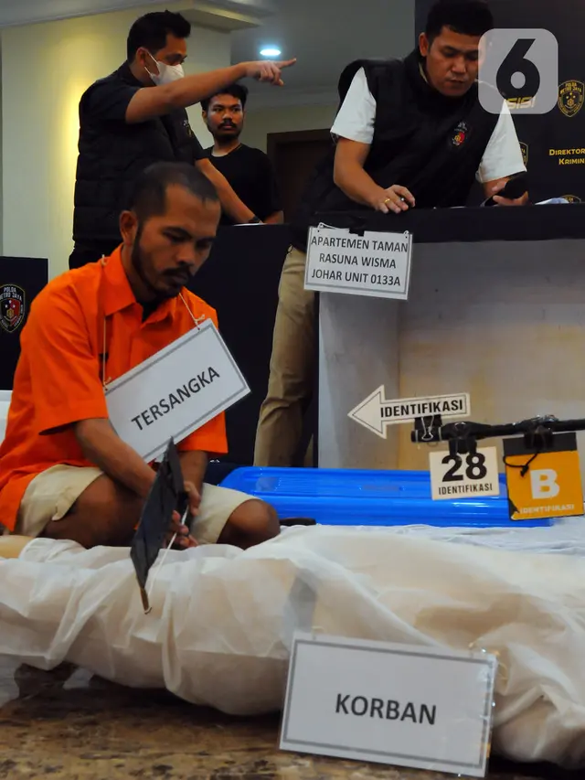 Wajah Datar Ecky Saat Rekonstruksi Kasus Mutilasi Angela Hindriati