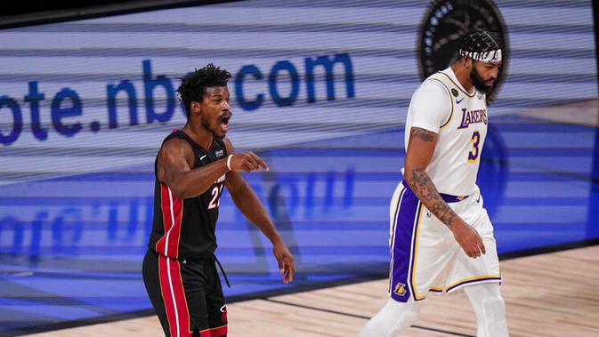 Pebasket Miami Heat, Jimmy Butler dan pebasket Los Angeles Lakers, Anthony Davis, pada laga Gim ketiga Final NBA, Senin (5/10/2020). Miami Heat menang dengan skor 115-104. (AP Photo/Mark J. Terrill)