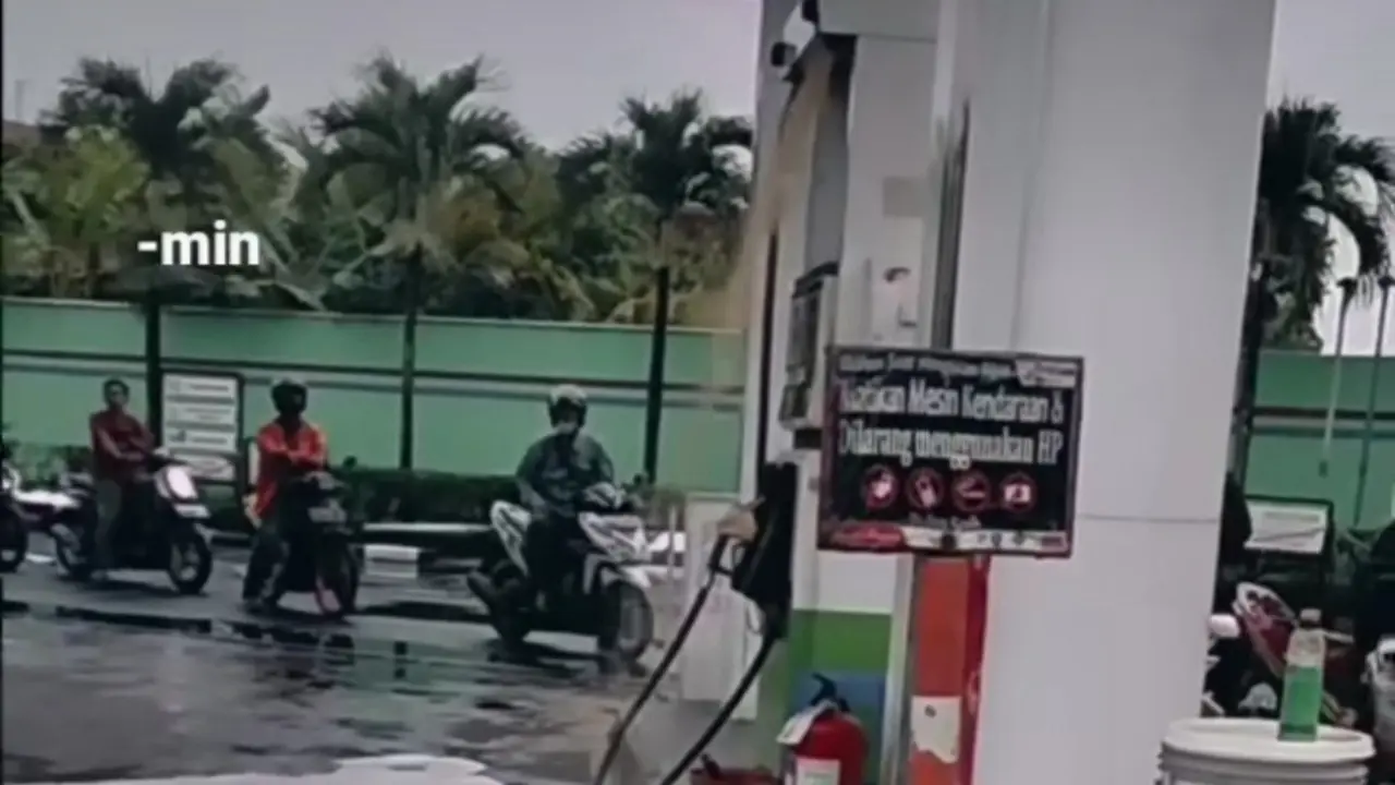 Viral video yang memperlihatkan bahan bakar minyak (BBM) di salah satu SPBU Pertamina bertumpahan ke sekitar dispenser.