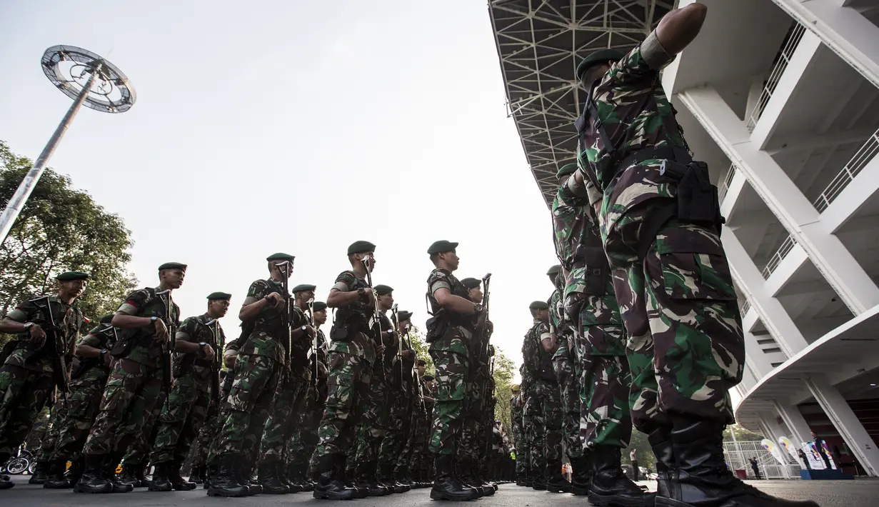 Sejumlah TNI mengikuti apel besar persiapan Asian Games di sekitar SUGBK, Jakarta, Senin (4/6/2018). Pembukaan Asian Games XVII Jakarta-Palembang akan digelar pada 18 Agustus 2018 mendatang. (Bola.com/Vitalis Yogi Trisna)