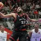 Pebasket Indonesia, Marques Tarell Bolden berusaha mencetak poin saat matchday pertama Grup A FIBA Asia Cup 2022 antara Timnas Arab Saudi melawan Timnas Indonesia di Istora Senayan, Jakarta, Selasa (12/07/2022). (Bola.com/Bagaskara Lazuardi)