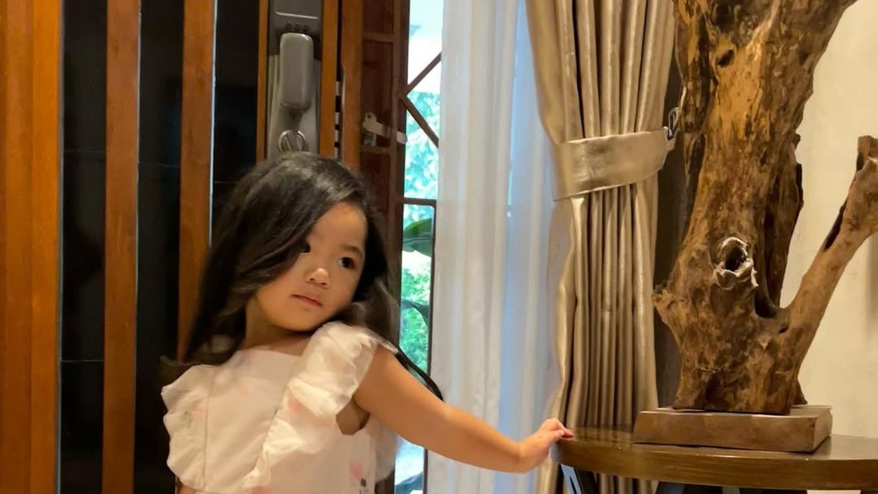 Lucunya Xarena Anak Siti Badriah dengan Rambut Lurus, bak Barbie Hidup