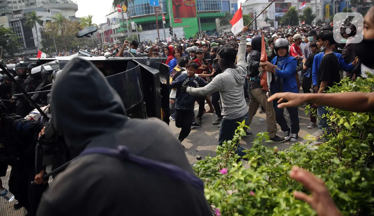 Pengunjuk rasa yang menolak UU Cipta Kerja terlibat bentrok dengan polisi di kawasan Harmoni, Jakarta, Kamis (8/10/2020). (Liputan6.com/Faizal Fanani)
