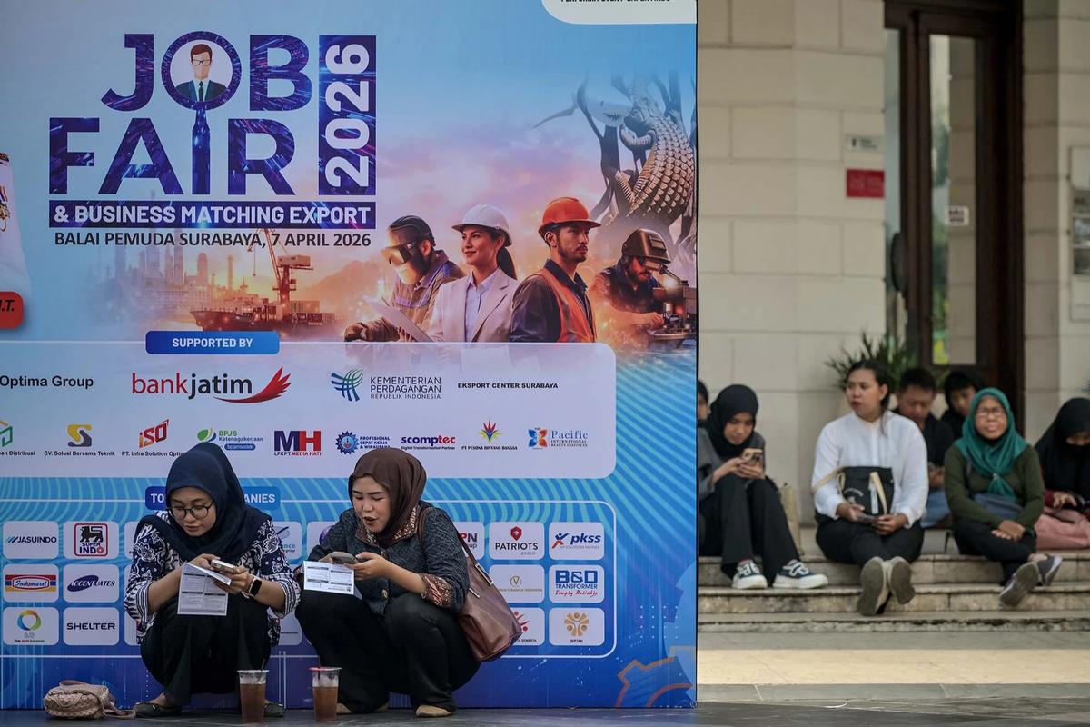 FOTO: Antrean Pencari Kerja Mengular di Job Fair Surabaya 2026