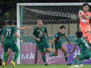 Duel dua tim musafir, Persebaya Surabaya dan Arema FC dalam laga lanjutan pekan ke-33 BRI Liga 1 2022/2023 yang berlangsung di Stadion PTIK, Jakarta, Selasa (11/4/2023) malam berlangsung dramatis. Tuan rumah Persebaya mampu menang 1-0 lewat gol tunggal Muhammad Iqbal pada menit ke-79 lewat sundulan kepala. Arema FC berpeluang memaksakan hasil imbang saat mendapat hadiah penalti pada menit terakhir masa injury time babak kedua. Kiper Persebaya, Ernando Ari Sutaryadi menjadi pahlawan Bajul Ijo dengan menepis eksekusi penalti yang dilakukan Rizki Dwi Febrianto. Hasil ini membawa Persebaya naik ke posisi 7 dengan mengemas 49 poin, sementara Arema FC tertahan di posisi 11 dengan 42 poin. (Bola.com/Bagaskara Lazuardi)
