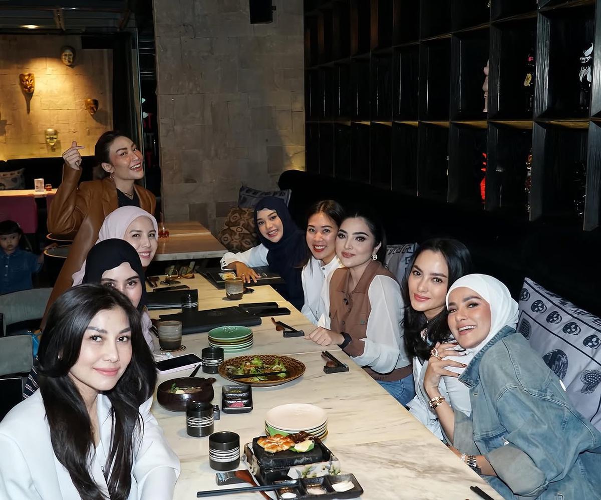 Potret Geng Artis Cendol Kembali Gelar Arisan di Awal 2025, Tetap Kompak dan Positif Vibes
