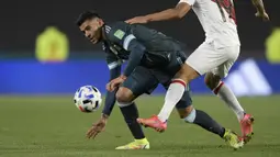 Argentina bermain percaya diri setelah mereka mampu mencatat 24 laga terakhir tak terkalahkan. La Albiceleste bahkan mampu menggetarkan jala gawang peru di pertengahan babak pertama. Sayangnya, gol Cristian Romero harus dianulir setelah melihat VAR. (AFP/Juan Mabromata)