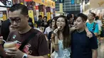 Sejumlah pengunjung menikmati makanan selama Food Expo di Hong Kong (19/8). Pameran makanan tahunan ini diadakan di Hong Kong Exhibition and Convention Center dan berlangsung dari 17-21 Agustus. (AFP Photo/Isaac Lawrence)