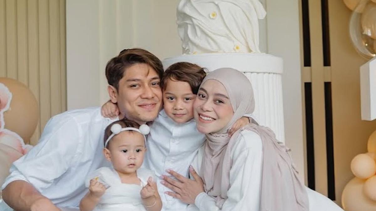 Tampilan Lesti Kejora Kenakan Pakaian Serba Putih di Kehamilan Ketiga saat Rayakan Ulang Tahun Satu Tahun Putrinya