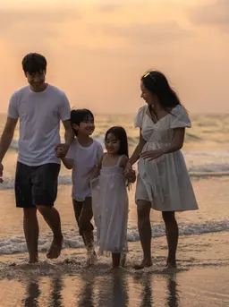 Agar anak menjadi mudah beradaptasi saat liburan, sebagai orangtua kamu dapat melakukan beberapa cara berikut ini! [Dok/freepik.com/tirachardz]