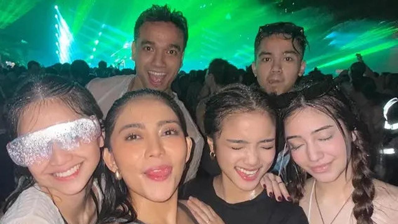 6 Potret Keseruan Fuji dan Rachel Vennya di Festival Songkran 2025 di Thailand, Tetap Cantik Meski Basah Kuyup Usai Perang Air