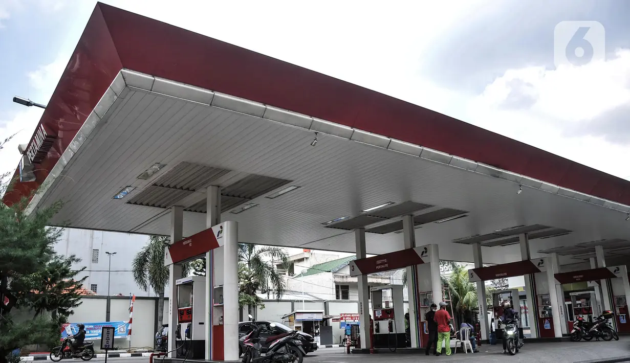 Suasana sepi pelanggan saat stok pertalite habis di salah satu SPBU kawasan Galur, Johar Baru, Jakarta Pusat, Kamis (11/8/2022). Kekosongan pertalite diduga disebabkan oleh migrasi pengguna pertamax dan BBM nonsubsidi lainnya akibat disparitas harga yang cukup tinggi. (merdeka.com/Iqbal S. Nugroho)
