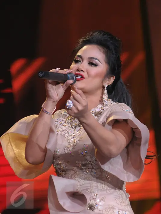 Penyanyi Krisdayanti menjadi bintang tamu dalam Grand Final D'Academy Asia 2015 di Studio 5 Indosiar, Jakarta, Senin (28/12). Malam puncak grand final D'Academy Asia akan digelar pada 29 Desember malam. (Liputan6.com/Herman Zakharia)