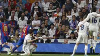 Sejumlah suporter Barcelona duduk di tribune tempat pendukung Real Madrid pada el clasico di Estadio Santiago Bernabeu, Senin (24/4/2017) dinihari WIB. (AP Photo/Francisco Seco)