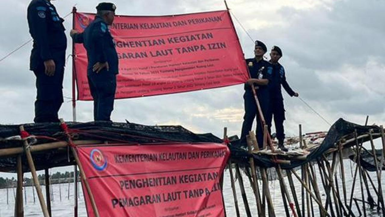 Pemerintah Indonesia Segel Pagar Laut Bambu Tak Bertuan di Tangerang