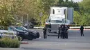 Sembilan orang ditemukan tewas di dalam sebuah truk di tempat parkir supermarket di Texas, Minggu (23/7).  Sejumlah laporan menyebut, saat truk itu ditemukan suhu udara berada di kisaran 37,8 derajat Celcius. (AP Photo/Eric Gay)