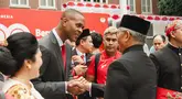 Pelatih Timnas Indonesia, Patrick Kluivert (kiri) bersalaman dengan Dubes RI untuk Belanda, Petahana Mayerfas saat upacara pengibaran bendera merah putih dalam perayaan hari ulang tahun kemerdekaan Indonesia ke-80 di KBRI Den Haag, Belanda, Minggu (17/08/2025). (Dok. KBRI)