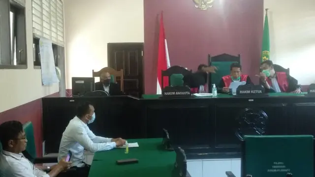 Sidang putusan PHI terhadap tiga nenek yang kena PHK di Kendari.(Liputan6.com/Ahmad Akbar Fua)