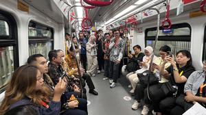 LRT Kelapa Gading-Manggarai Diuji Coba, Warga Bisa Naik Tanpa Bayar