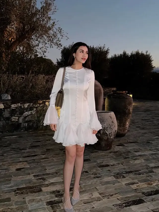 Gaya Aaliyah Massaid Kondangan ke Maroko saat welcome dinner pakai dress putih. [@aaliyah.massaid]