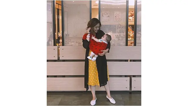 Momen Manis Selvi Kitty Asuh Anak (sumber: instagram/@selvikitty)
