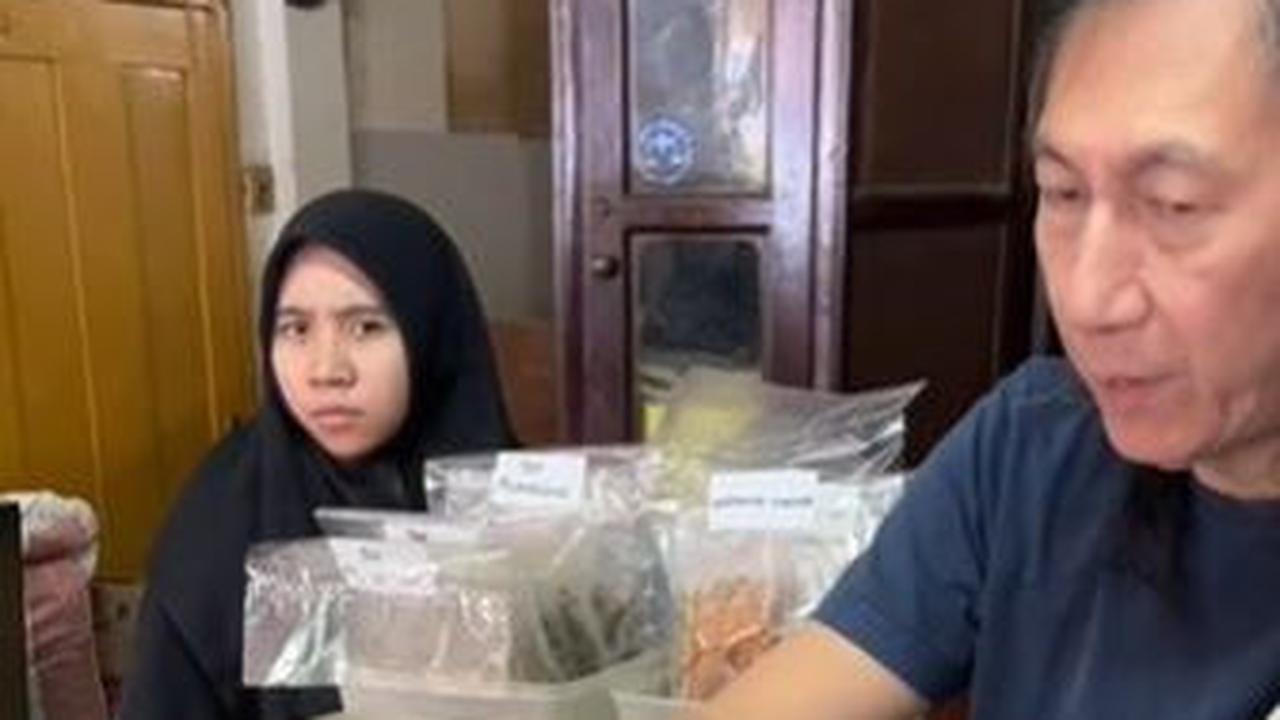Tak hanya dalam negeri, banyak pembeli datang juga dari mancanegara. Bahkan toko ini juga dijadikan bidikan utama riset tanaman obat perguruan tinggi Jepang dan China.