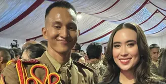 Widi Wardana tampil anggun dalam balutan batik. Ia hadirkan look profesional dengan batik dan blazer. [Foto: instagram/ Widi Wardhana]