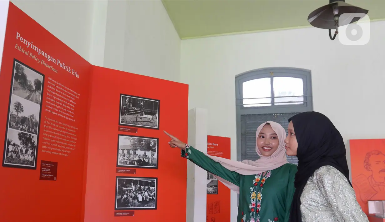 Pengunjung melihat koleksi di Museum Kebangkitan Nasional, Jakarta, Selasa (20/5/2025). (Liputan6.com/Herman Zakharia)