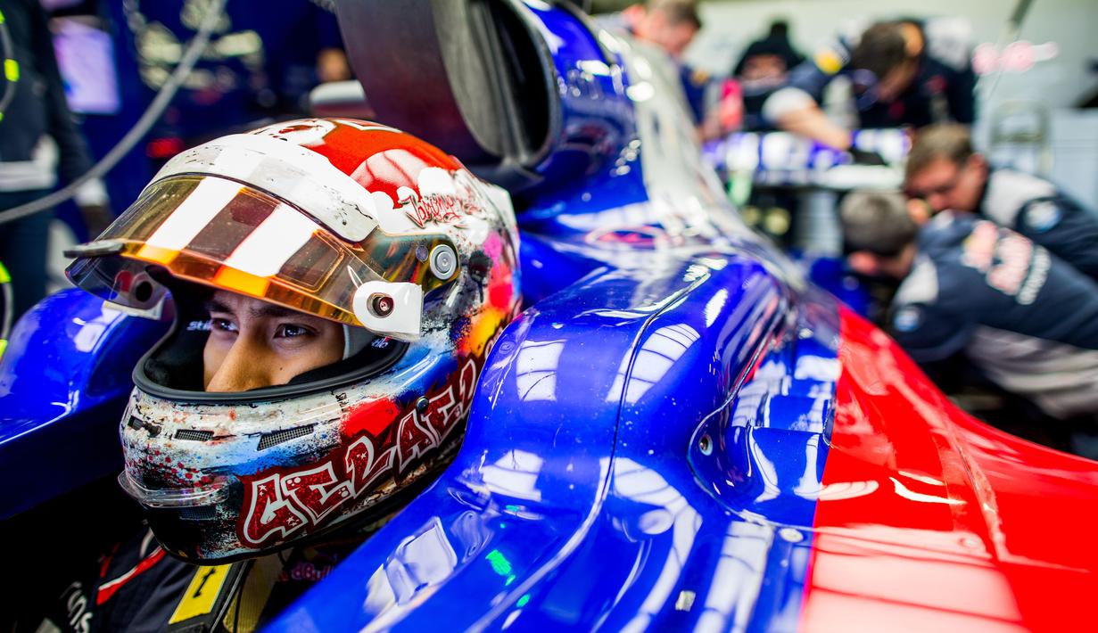 Sean Gelael sedang menunggu teknisi membetulkan sayap mobilnya sebelum melakukan Ssesi latihan bebas F1 GP Mexico di Autodromo Hermanos Rodriguez, Meksiko, (27/10/2017). Sean menempati urutan ke-17. (Peter Fox/Getty Images/AFP)