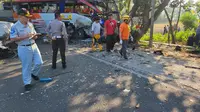 Bus Eka adu banteng dengan Bus Sugeng Rayahu di Ngawi. (Istimewa)