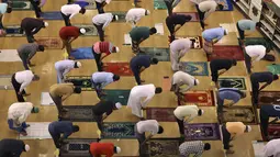 Umat Muslim melaksanakan sholat Tahajud selama Malam Lailatul Qadar di Masjid Naif, Dubai (5/5/2021). 10 hari menjelang berakhirnya bulan Ramadhan, umat muslim melakukan Itikaf untuk meraih malam kemuliaan (Lailatul Qadar) dengan membaca Alquran, Shalat Tahajud dan berzikir. (AFP/Karim Sahib)