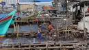 Anak-anak bermain di pemukiman kumuh, Muara Angke, Jakarta, Rabu (3/8). Badan Pusat Statistik DKI Jakarta melansir angka kemiskinan Ibu Kota pada bulan Maret 2016 mencapai 384,3 ribu orang atau 3,75%. (Liputan6.com/Angga Yuniar)