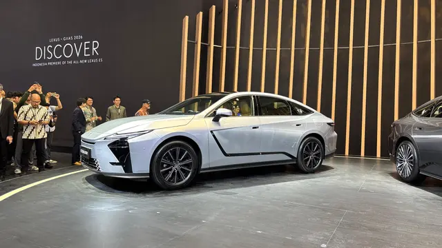 Lexus menghadirkan The All-New Lexus ES dengan pilihan HEV dan BEV di GIIAS 2026. (Liputan6.com/Arief)