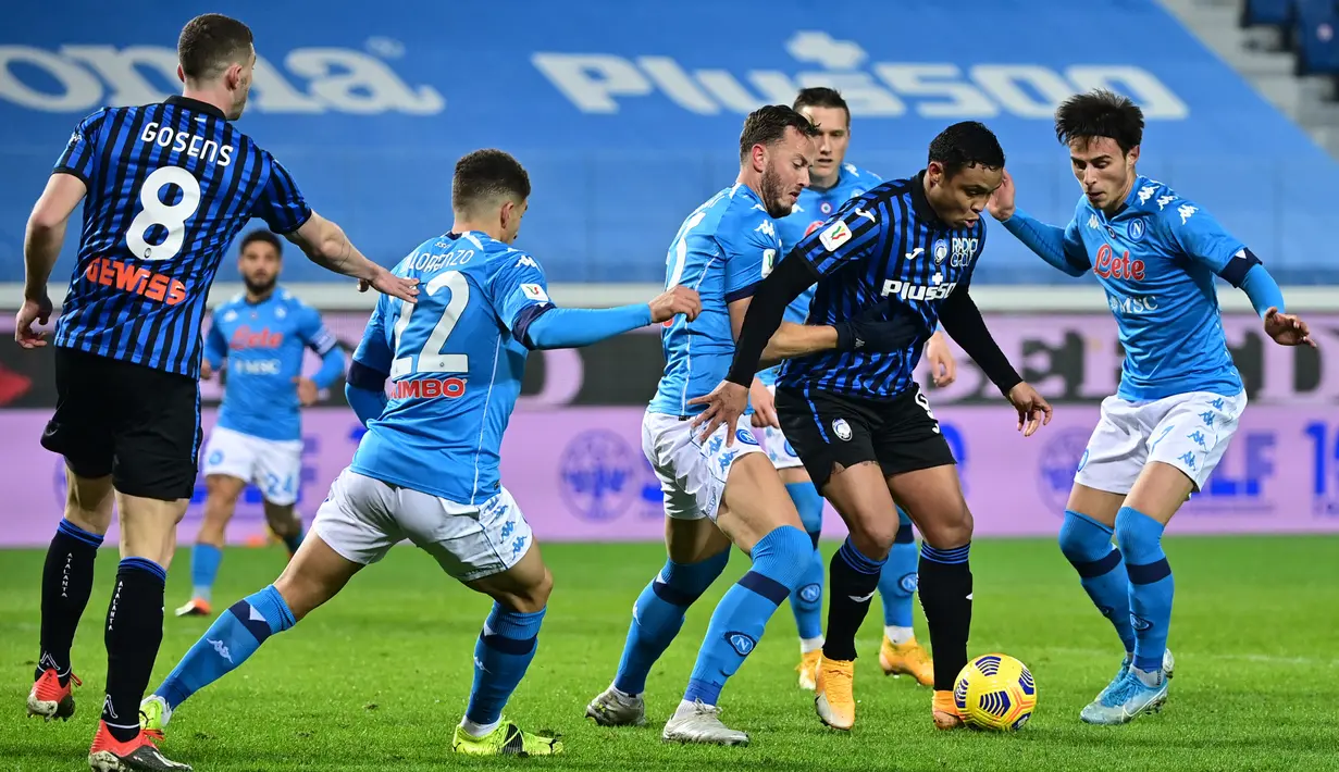 Penyerang Atalanta, Luis Muriel (kedua kanan) berusaha melewati para pemain Napoli pada pertandingan leg kedua semifinal Coppa Italia di stadion Azzurri d'Italia di Bergamo, Kamis (11/2/2021). La Dea lolos ke final setelah unggul agregat 3-1 dari Napoli. (AFP/Miguel Medina)