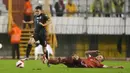 Pemain Kroasia Josip Brekalo (kiri) berebut bola dengan pemain Rusia Dmitriy Barinov pada pertandingan sepak bola kualifikasi Grup H Piala Dunia 2022 di Stadion Poljud, Split, Kroasia, 14 November 2021. Kroasia menang 1-0. (AP Photo/Darko Bandic)