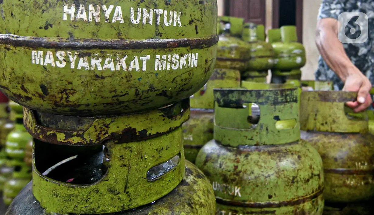 Pekerja menata tabung LPG 3 kg di agen LPG kawasan Cibubur, Jakarta, Jumat (26/2/2021). Subsidi LPG tabung 3 kg menggunakan asumsi volume tabung LPG 3 kg sebanyak 7 juta metrik ton. (Liputan6.com/Herman Zakharia)