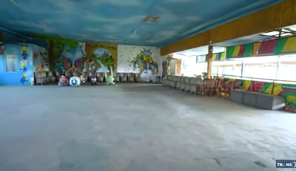 Selain menjadi tempat tinggal, juga menjadi tempat usaha. Potret berikut merupakan arena bermain untuk anak-anak yang sangat luas. Terdapat beberapa bom bom car yang terparkir rapi di sudut ruangan. [Youtube/TRANS7 OFFICIAL]